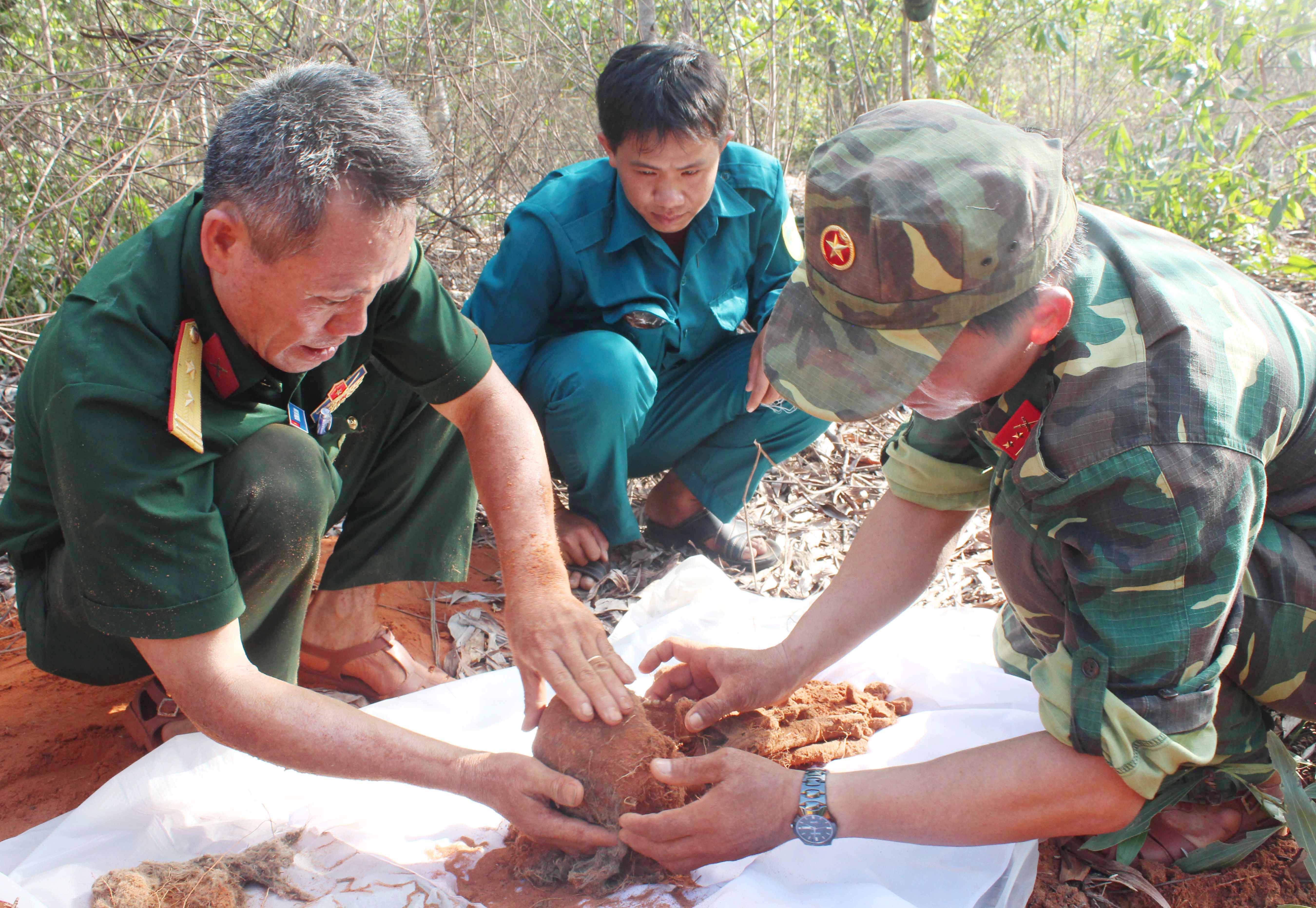 Bài 1: Khắc phục khó khăn, giải quyết tồn đọng